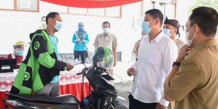 VAKSIN : Wali Kota Kediri, Abdullah Abu Bakar meninjau langsung pemberian vaksin dosis pertama untuk para pengemudi taksi dan ojek online (ojol) di Balai Kota Kediri, Senin  (5/4/2021)