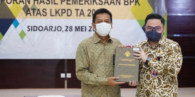 PRESTASI : Mas Bup saat menerima penghargaan dari Perwakilan BPK RI (istimewa/dumas)