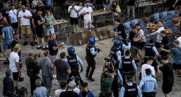 CHAMPIONS : Dua supporter bentrok dan berhasil diredam Polisi Porto (istimewa/dumas)