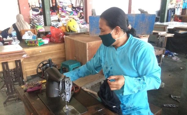 TANGGUH : Yuyun Suswati telah 18 tahun membuka usaha jahit di Pasar Pahing Kota Kediri (dumas)