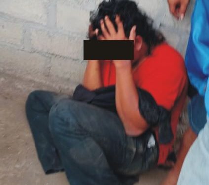 Pelaku AI saat diamankan puluhan warga Desa Jabon (istimewa/kdr)
