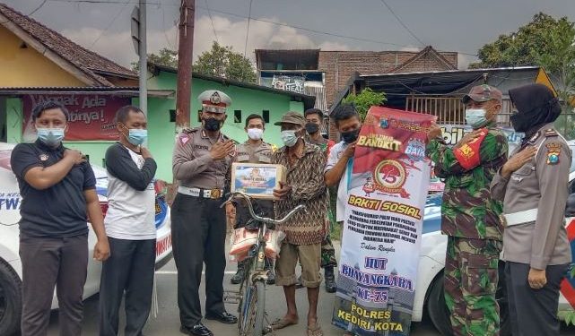 Saat membagikan sembako di Kawasan Alun-Alun Kota Kediri (istimewa/kdr)