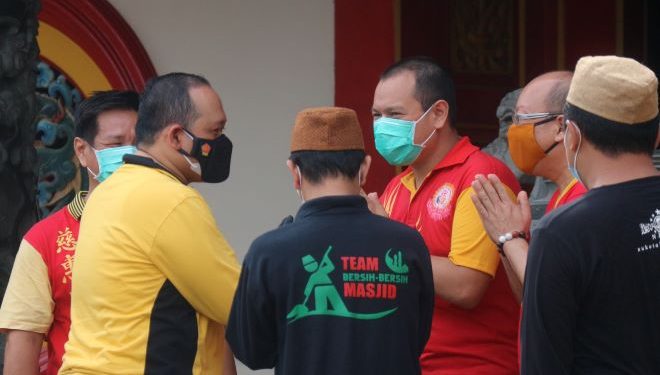 BAIK : Kapolres Kediri Kota, AKBP Wahyudi saat acara Bersih-Bersih Tempat Ibadah bersama Paguyuban Antar Umat Beragama (Nanang Priyo Basuki/kdr)