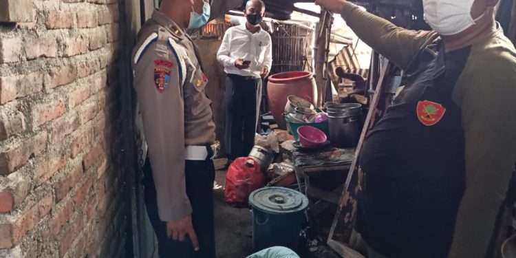 Sumiarni ditemukan tergantung di samping rumah orang tuanya (istimewa/kdr)