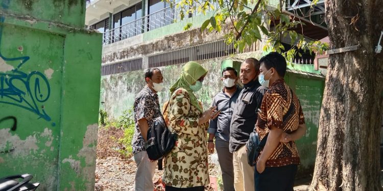 Komisi C DPRD Kota Kediri saat sidak di lahan bekas SDN Kemasan (kdr)