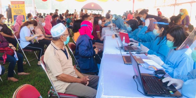 BAIK : Kapolres Kediri Kota, AKBP Wahyudi saat acara Bersih-Bersih Tempat Ibadah bersama Paguyuban Antar Umat Beragama (Nanang Priyo Basuki/kdr)