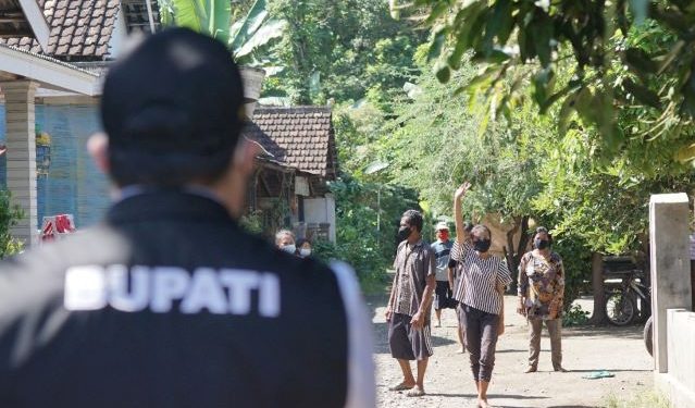Mas Bup saat berkomunikasi langsung dengan warga menjalani isolasi mandiri (Kominfo)