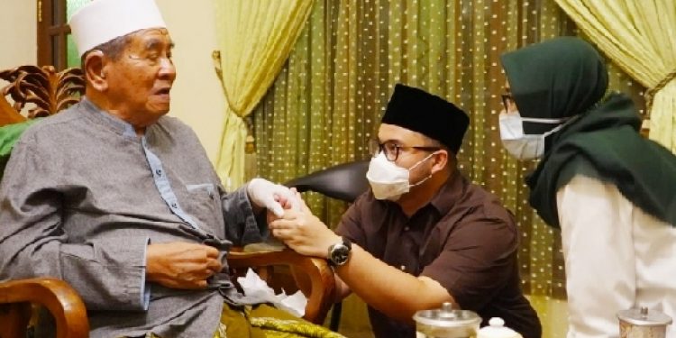 Bupati Hanindhito dan Wakil Bupati Dewi Mariya Ulfa saat silaturahmi almarhum KH. Zainnudin Djazuli (istimewa)