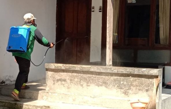 Penyemprotan disinfektan di Wilayah Desa Wonojoyo Kecamatan Gurah (Kintan Kinari Astuti)