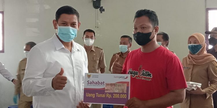 Wali Kota Kediri Mas Abu menyerahkan bantuan secara simbolik (Kintan Kinari Astuti)