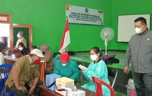 Dodi Banteng saat melihat pelaksanaan vaksinasi di Balai Desa Wonoasri (Kintan Kinari Astuti)
