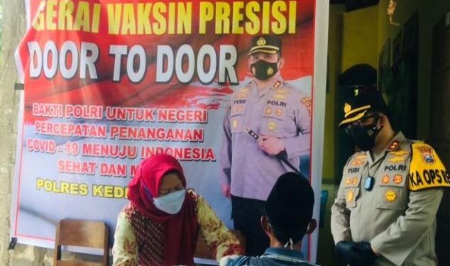 Kapolres Kediri Kota AKBP Wahyudi juga memberikan sosialisasi pentingnya protokol kesehatan (Yusril Ihsan)