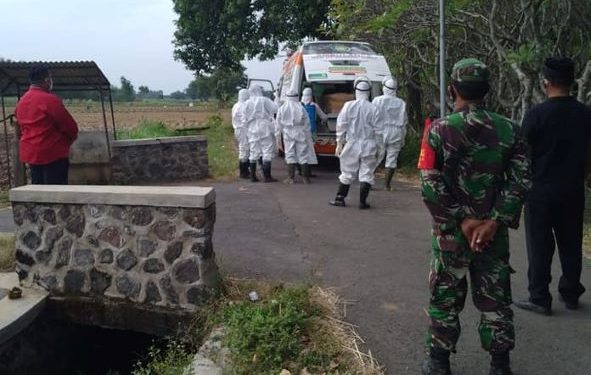 Ketua DPRD Dodi Purwanto saat memantau pemakaman di Desa Datengan Grogol (istimewa)