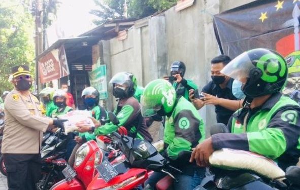 Kapolres Kediri Kota AKBP Wahyudi bagikan sembako kepada perwakilan ojek online (Yusril Ihsan)