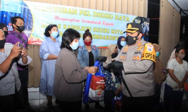 Kapolres Kediri Kota AKBP Wahyudi saat membagikan sembako kepada PKL Jalan Dhoho (Humas Polres Kediri Kota)