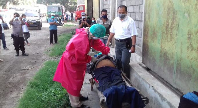 Jenasah Usman saat dilakukan pemeriksaan di lokasi kejadian (Yusril Ihsan)