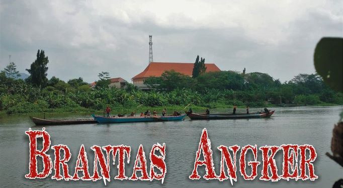 Tim Gabungan saat pencarian warga hanyut di wilayah Semampir Kota Kediri (Kintan Kinari Astuti)