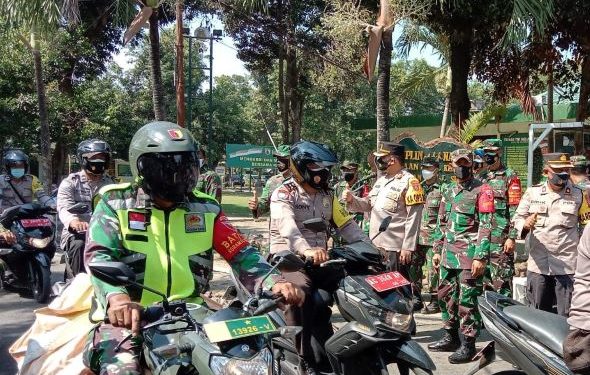 Dandim 0809, Letkol Inf. Rully Eko Suryawan saat melepas Babinsa dan Bhabinkamtibmas di Halaman Makodim Kediri (Kintan Kinari Astuti)
