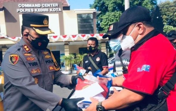 Penyaluran bantuan sosial kepada perwakilan jurnalis di Kediri (Yusril Ihsan)