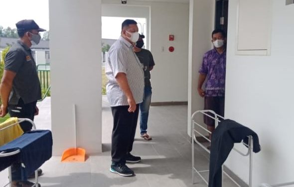 Ketua DPRD Dodi Purwanto saat kunjungi tempat isolasi terpadu (Humas Sekwan)