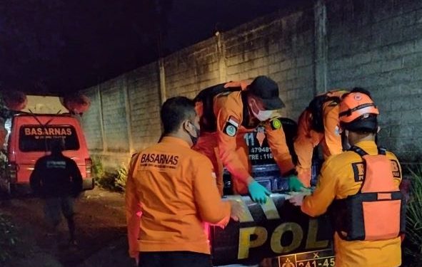 Jenasah Ismail saat dievakuasi tim gabungan (Humas Polsek Mojo)