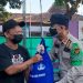 Kasatpol PP Eko Lukmono saat serahkan sembako terbungkus tas bertuliskan KOPRI (Satpol PP)