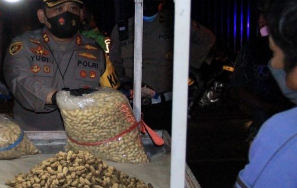 Kapolres AKBP Wahyudi memborong dagangan kacang (Kintan Kinari Astuti)