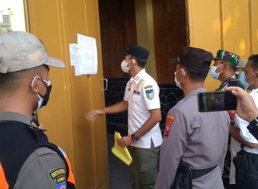 Tim gabungan saat melakukan penyegelan salah satu café di wilayah Gampengrejo (satpol pp)