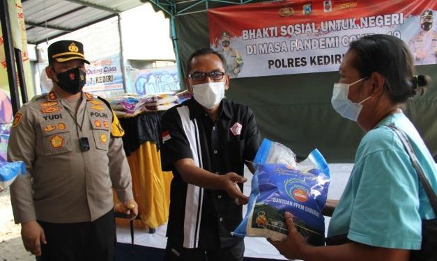 Kapolres Kediri Kota AKBP Wahyudi bersama Ketum IPK Tomi Ari Wibowo saat distribuskan bantuan (Humas Polres Kediri Kota)