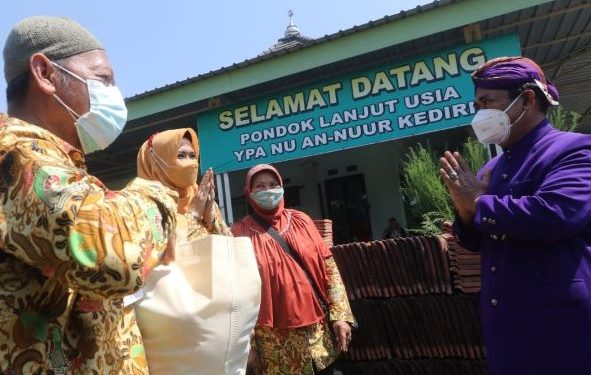 Penyerahan bantuan sosial ke Panti Lansia An-Nuur (Disbudparpora)