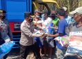 Penyaluran bantuan sembako kepada para pekerja penebang tebu (Humas Polres Kediri Kota)