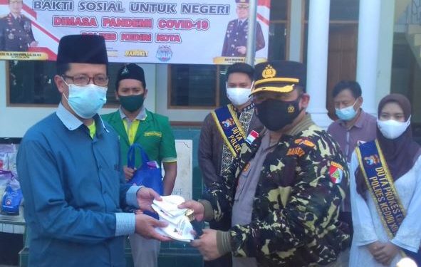 Kapolres Kediri Kota AKBP Wahyudi bersama Ketua PCNU Gus Ma’mun (Yusril Ihsan)