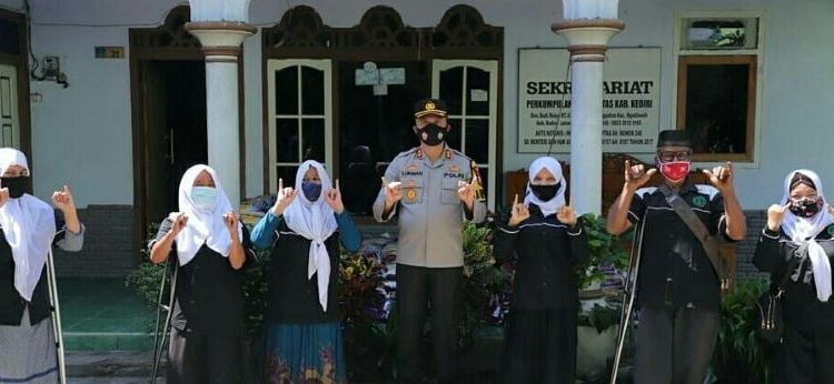 Kapolres Kediri AKBP Lukman saat salurkan kepada komunitas disabilitas (Humas Polres Kediri)
