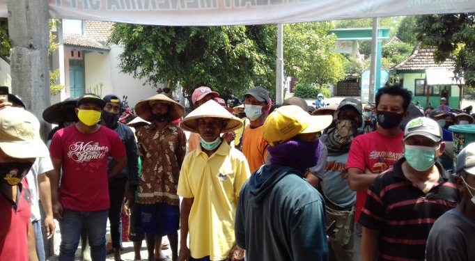 Massa saat berkumpul di Balai Desa Blaru (Yusril Ihsan)