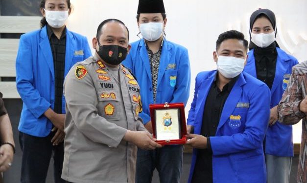 Kapolres Kediri Kota AKBP Wahyudi memberikan cinderamata kepada perwakilan PMII Cabang Kediri (Humas Polres Kediri Kota)