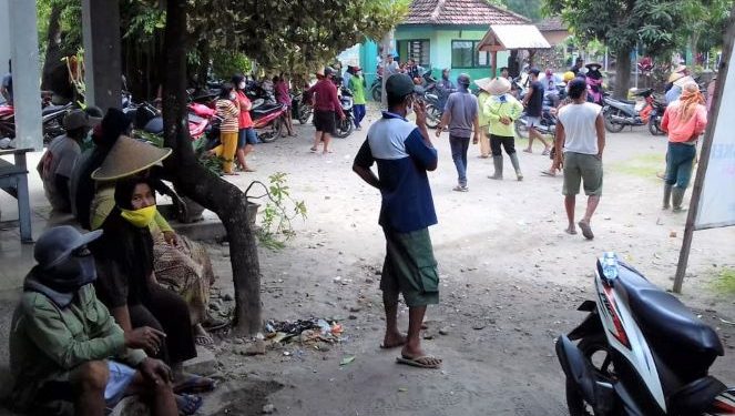 Massa saat mendatangi Balai Desa Blaru menuntut kompensasi (Yusril Ihsan)