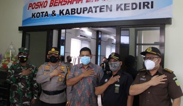 Kapolres Kediri Kota AKBP Wahyudi bersama Wali Kota Mas Abu saat kunjungi posko pengendalian (Humas Polres Kediri Kota)