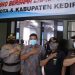 Kapolres Kediri Kota AKBP Wahyudi bersama Wali Kota Mas Abu saat kunjungi posko pengendalian (Humas Polres Kediri Kota)