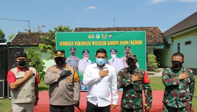 Kapolres Kediri Kota AKBP Wahyudi saat meninjau serbuan vaksin bersama Forpimda Kota Kediri (Kintan Kinari Astuti)