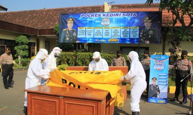 Simulasi pemulasaran jenasah oleh Tim Siaga Pemulasaran Polres Kediri Kota (Humas Polres Kediri Kota)