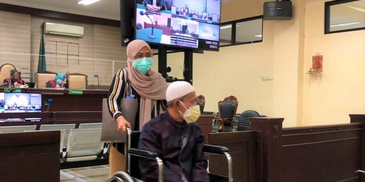 Pak Dokter usai sidang di PN Surabaya Kelas 1A Khusus (Penkum Kejari)