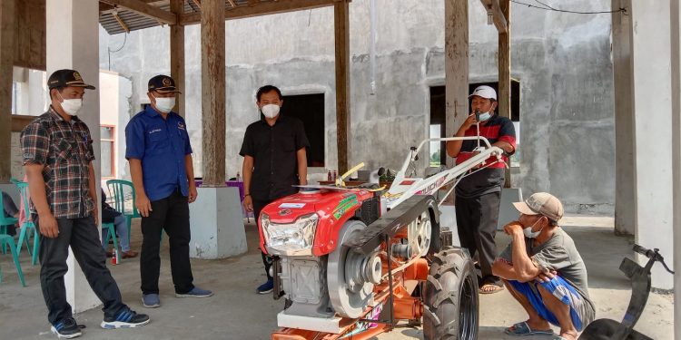 Penyerahan bantuan traktor di Balai Desa Sukoharjo Kecamatan Plemahan (Kintan Kinari Astuti)