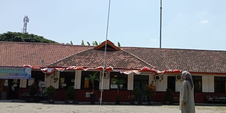 Halaman Kantor Kelurahan Tosaren Kecamatan Pesantren (Kintan Kinari Astuti)