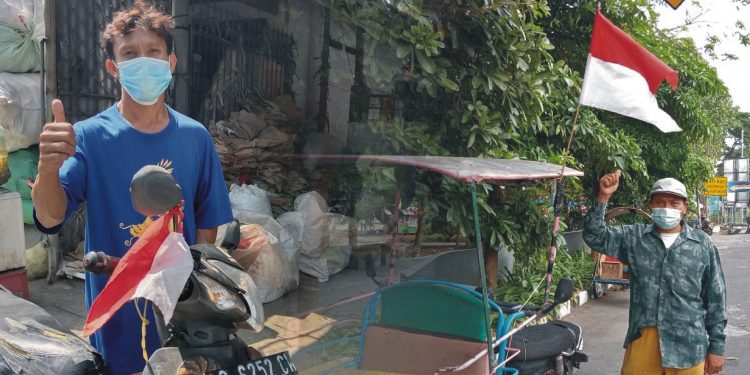 Yulius Halek Mau dan Sumali wujudkan rasa nasionalisme dengan bendera (Yusril – Kintan)