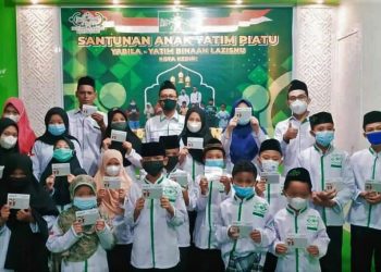 Menyalurkan bantuan kepada anak yatim piatu binaan PCNU Kota Kediri (LAZISNU)