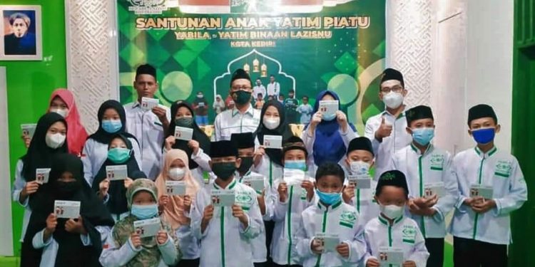 Menyalurkan bantuan kepada anak yatim piatu binaan PCNU Kota Kediri (LAZISNU)