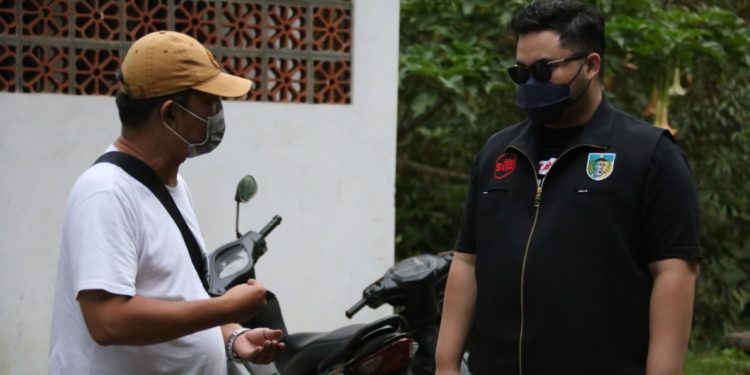 Mas Bup didampingi Adi Suwignyo meninjau tempat wisata Mbesuki (Kominfo)