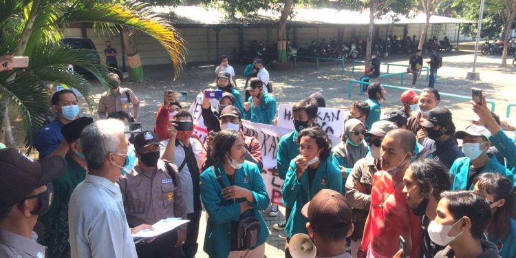 Perwakilan mahasiswa menggelar aksi di depan Gedung Rektorat Uniska (Yusril Ihsan)