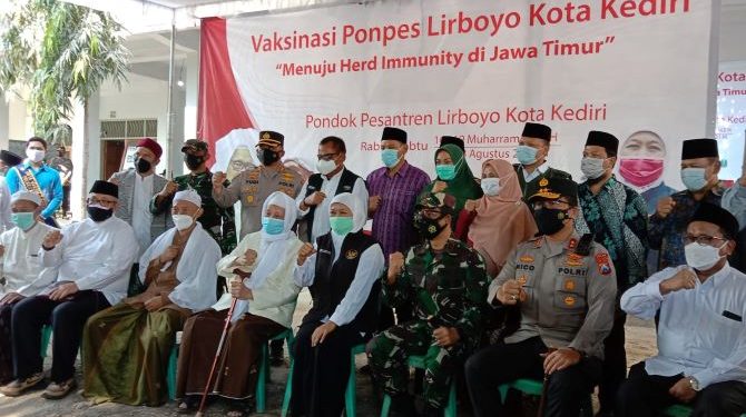 Gubernur didampingi Forpimda Jatim meninjau vaksinasi di Ponpes Lirboyo (Kintan Kinari Astuti)