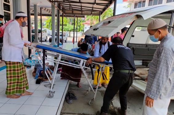 Jenasah Karmidi saat dievakuasi dari Masjid Baiturrahman (istimewa)